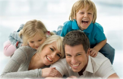 Mosolygó, vidám család